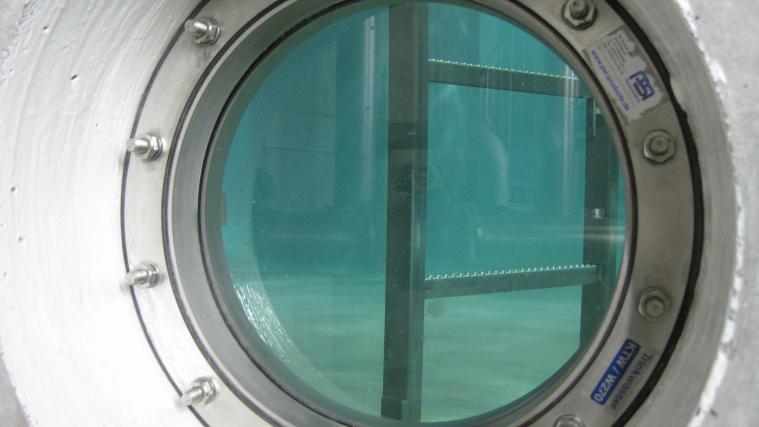 Tief unter der Erde offenbart ein Bullauge den Blick in den Wasserspeicher.